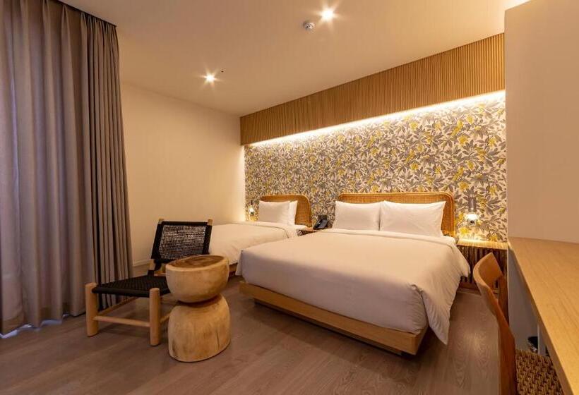 Hound Hotel Signature