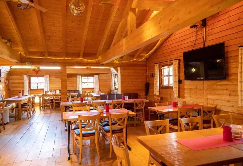 Retkeilymaja Carolinger Hüttendorf