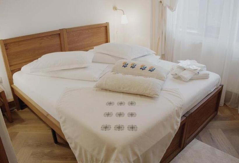 Hotel Casa Colinelor