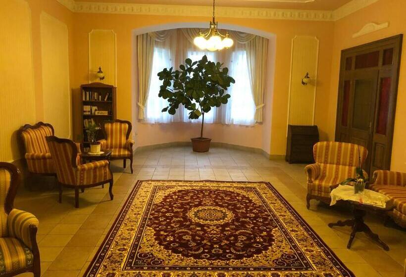 Отель Festetich Kastélyszálló és Zsuzsanna