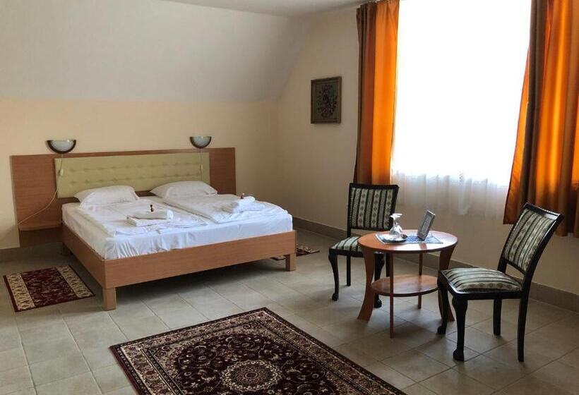 Отель Festetich Kastélyszálló és Zsuzsanna