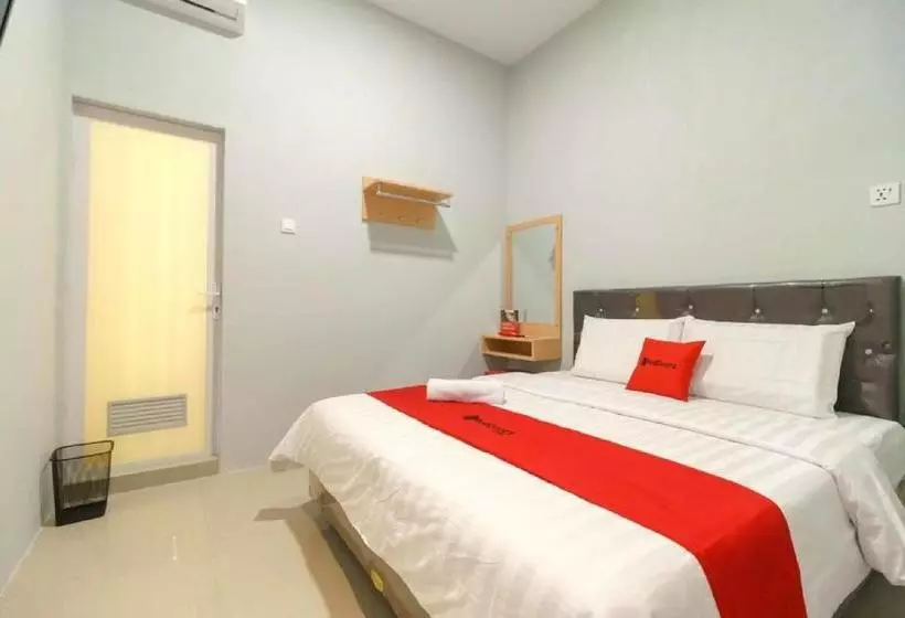ホテル Reddoorz @ Helvetia Medan 2