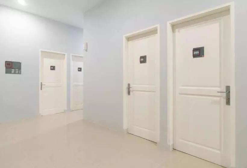 ホテル Reddoorz @ Helvetia Medan 2