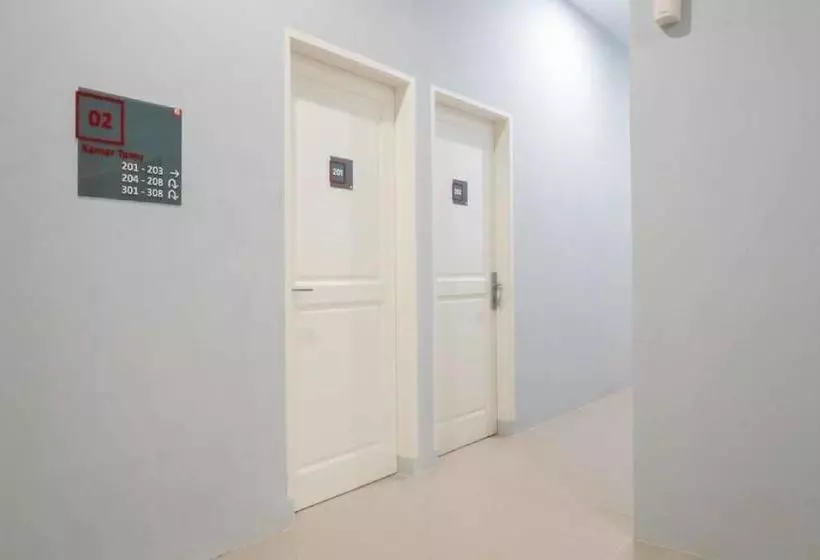 ホテル Reddoorz @ Helvetia Medan 2