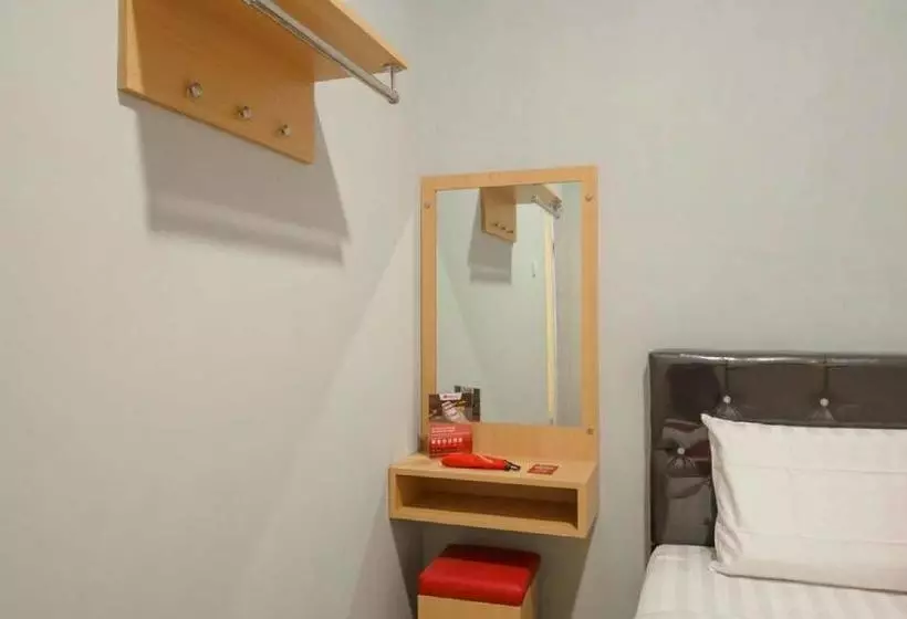 ホテル Reddoorz @ Helvetia Medan 2