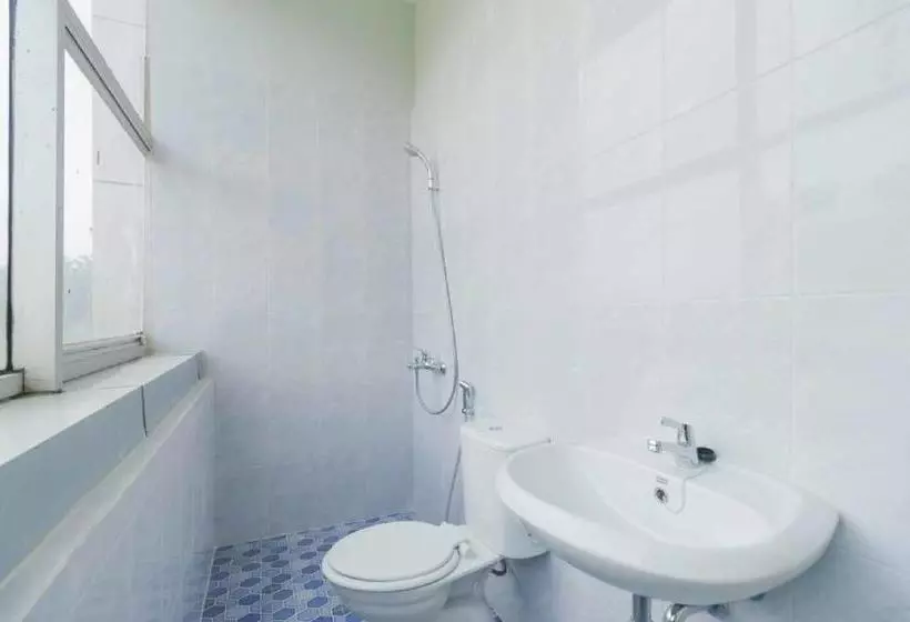 ホテル Reddoorz @ Helvetia Medan 2