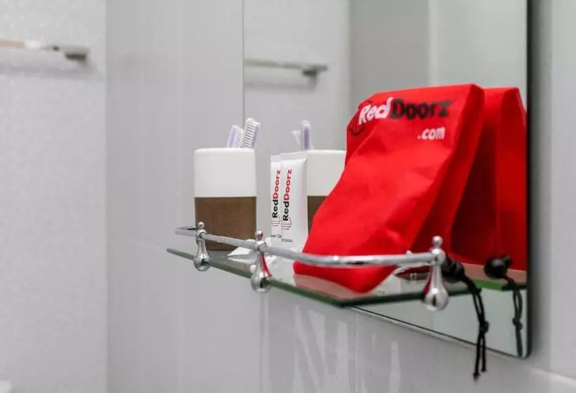 ホテル Reddoorz @ Helvetia Medan 2