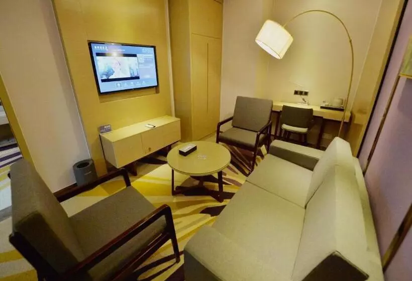 Lavande Hotel Xingyi Jushan Avenue