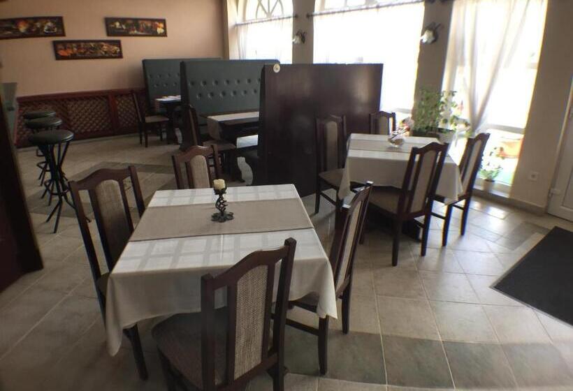 مبيت وإفطار Patavár Panzió étterem