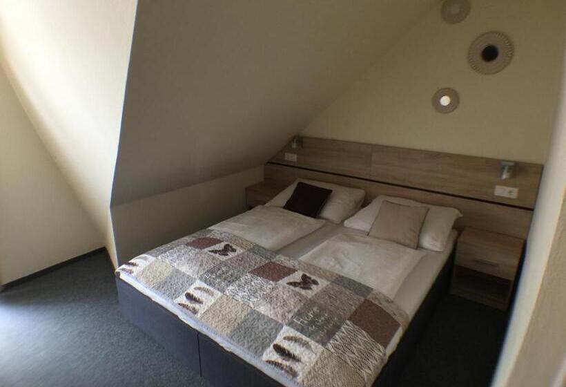 مبيت وإفطار Patavár Panzió étterem