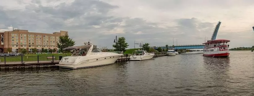 ホテル Doubletree By Hilton Bay City Riverfront