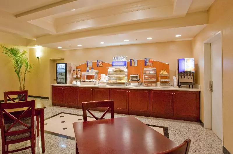 Holiday Inn Express Hotel & Suites Los Angeles Airport Hawthorne, An Ihg