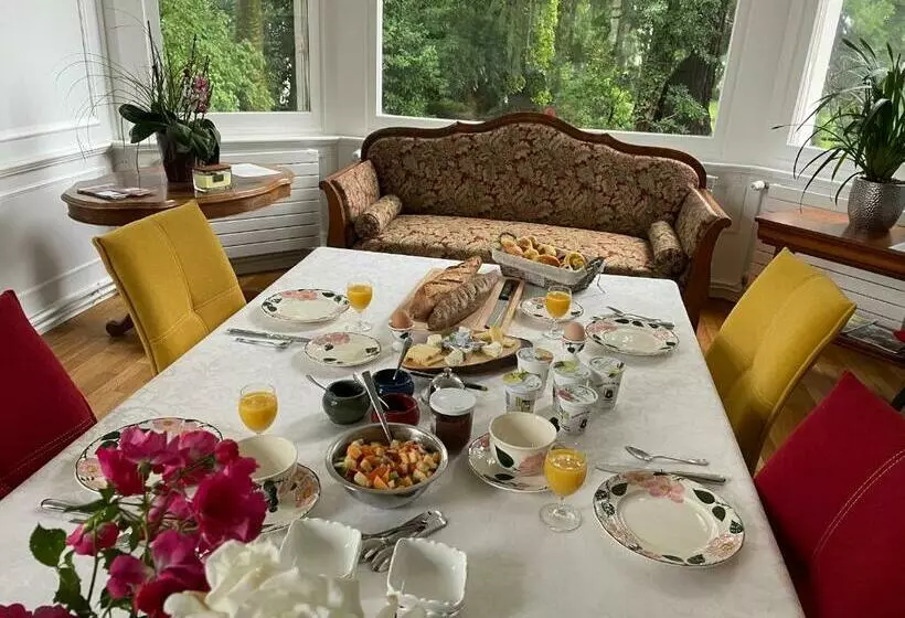 Aamiaismajoitus (B&B) La Maison Bleue « la Charade »