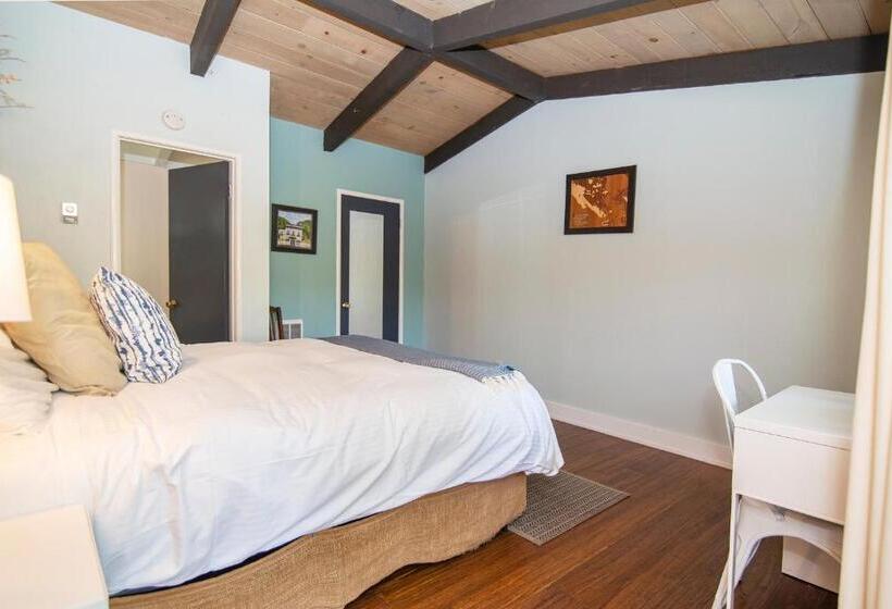 Общежитие Smiley S Saloon &