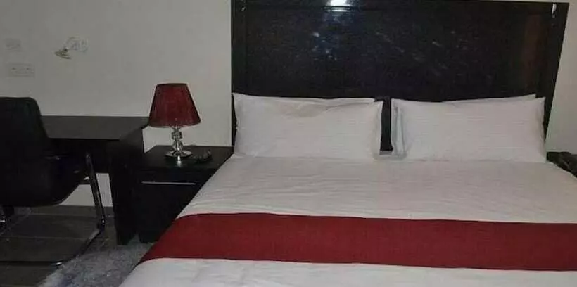 هتل South Court Inn