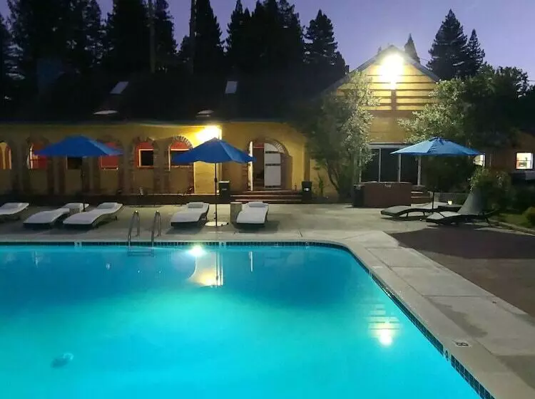 Hotelli Surrey Resort