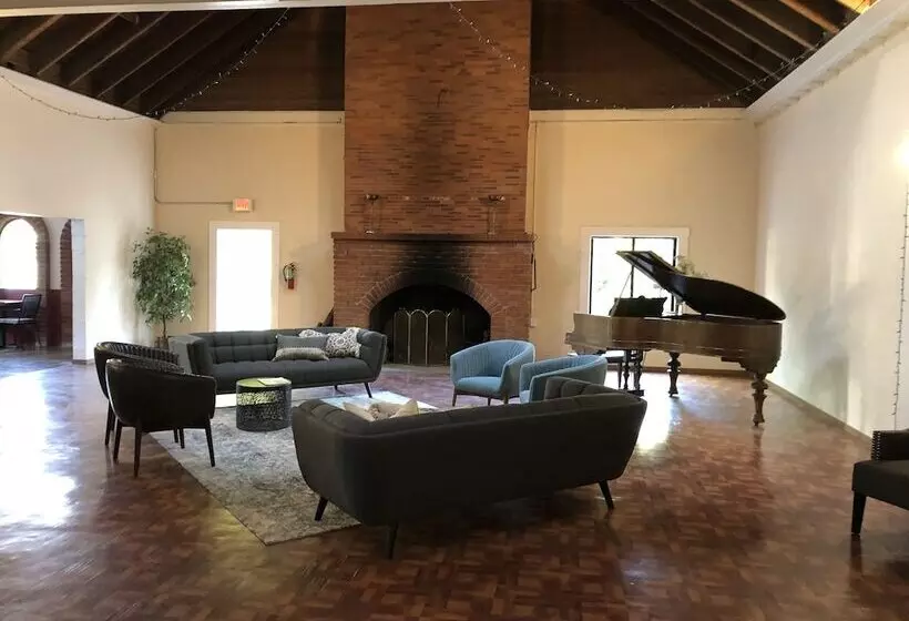 Hotelli Surrey Resort