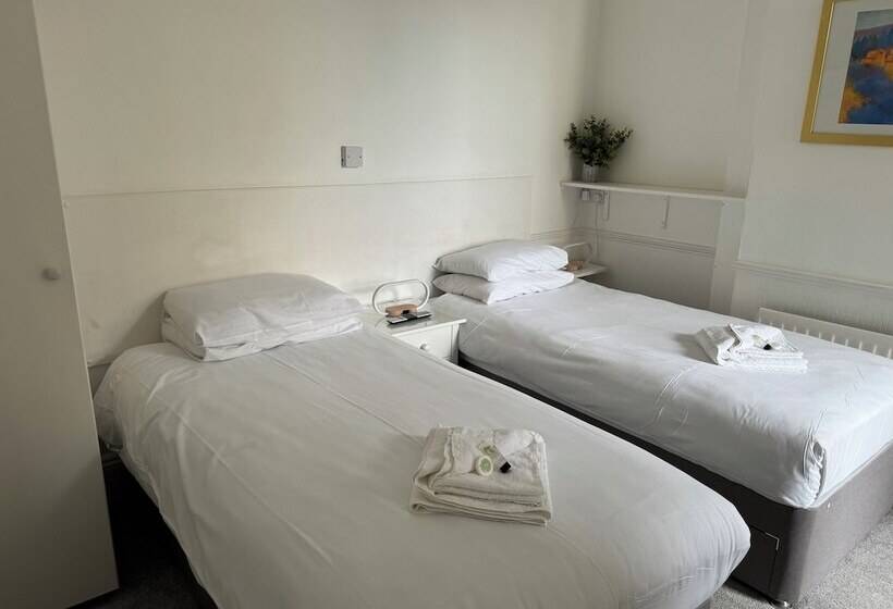 בית מלון כפרי The Lodge Bournemouth