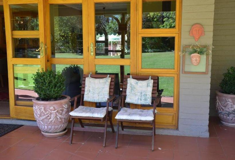 Пансион Dusk To Dawn Garden Court Burgersdorp