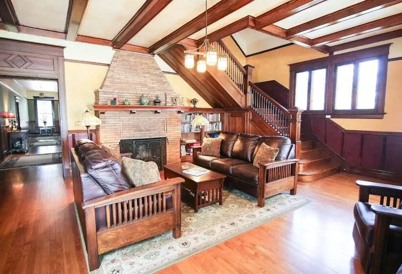 Отель Iron Horse Inn