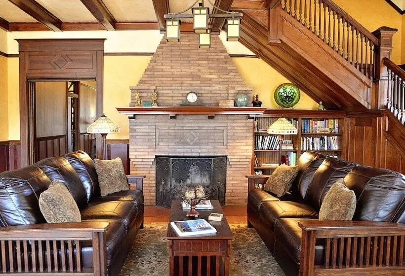 Отель Iron Horse Inn