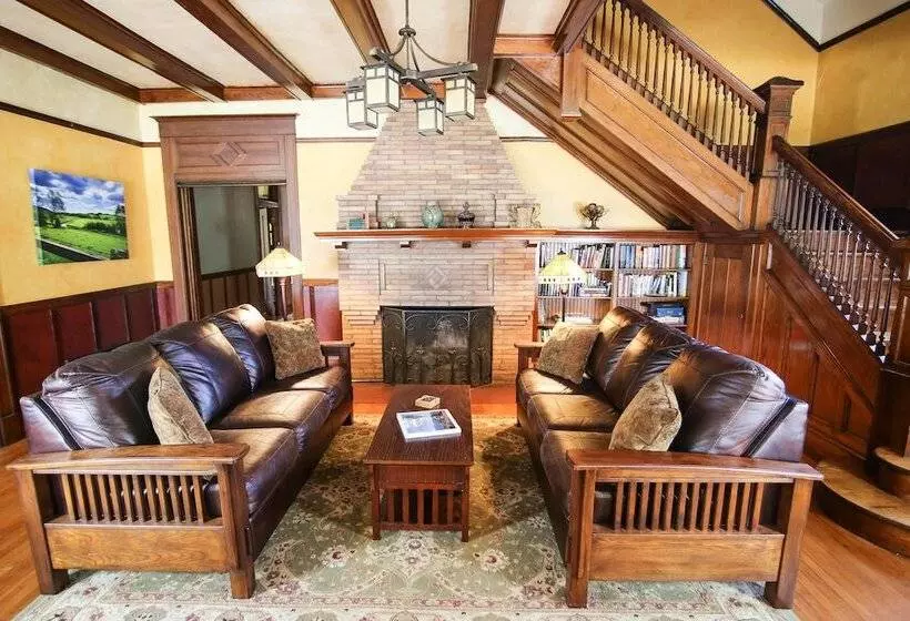 Отель Iron Horse Inn