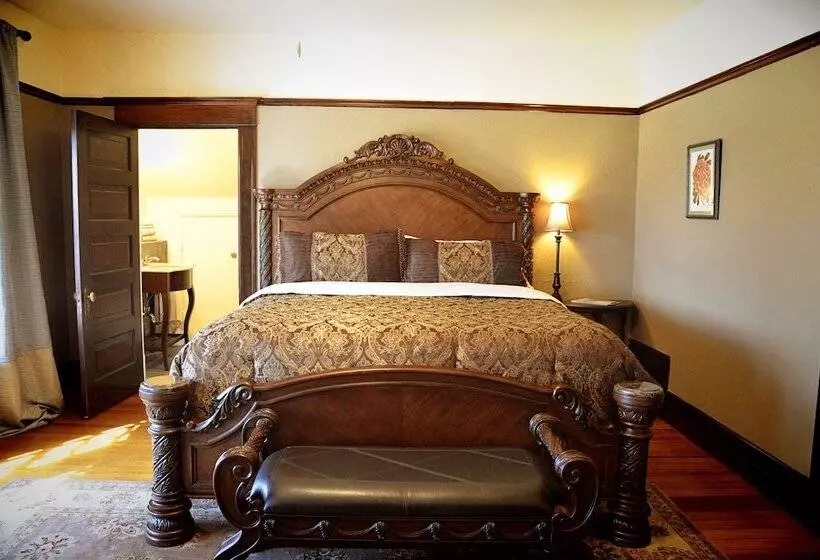 Отель Iron Horse Inn