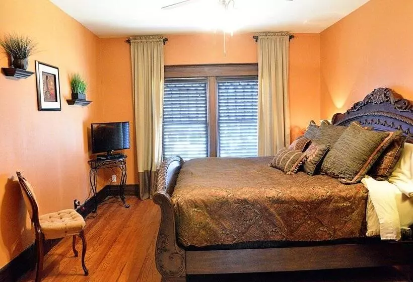 Отель Iron Horse Inn