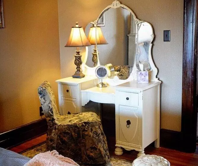 Отель Iron Horse Inn