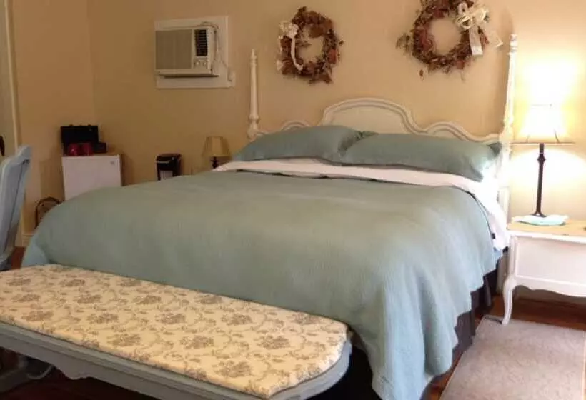 Отель Iron Horse Inn