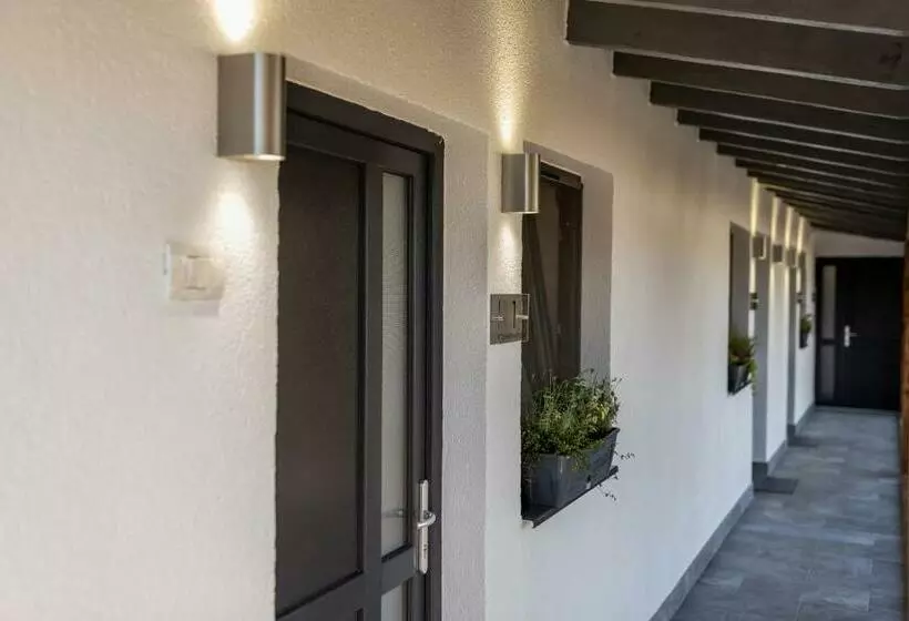 پانسیون Corvin Guesthouse