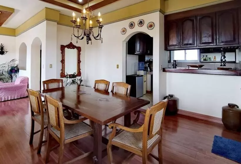 Majatalo Den Den Guesthouse