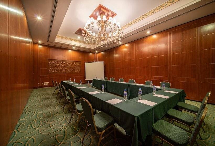 호텔 Century Pines Resort