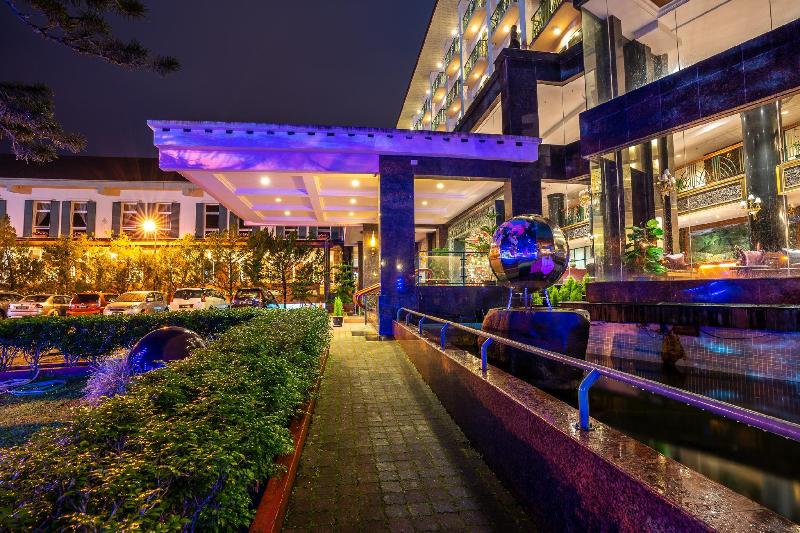 호텔 Century Pines Resort