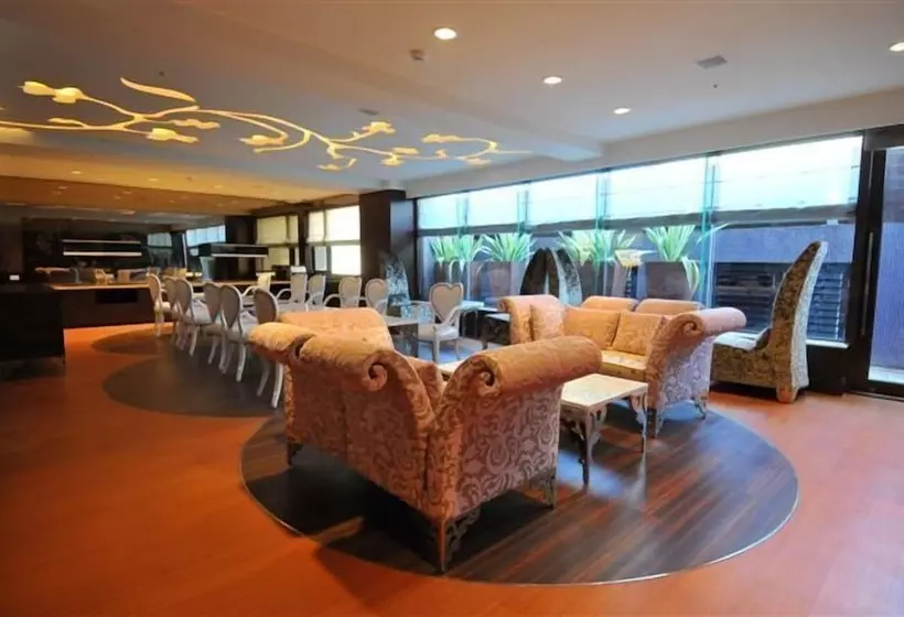 هتل Monarch Skyline