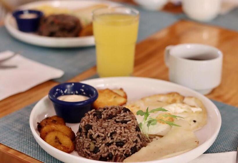 هتل The Falls At Manuel Antonio