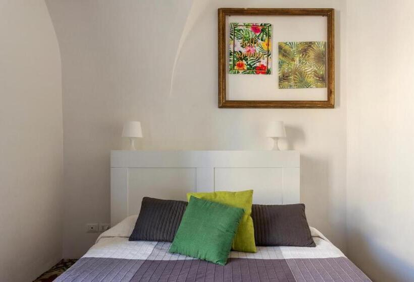 مسافرخانه Da Gianni E Lucia Rooms With Bathroom In The City Center