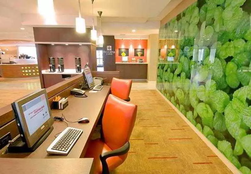 Отель Courtyard By Marriott Waldorf