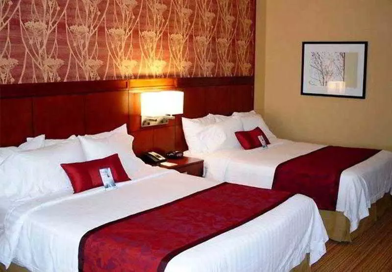 Отель Courtyard By Marriott Waldorf