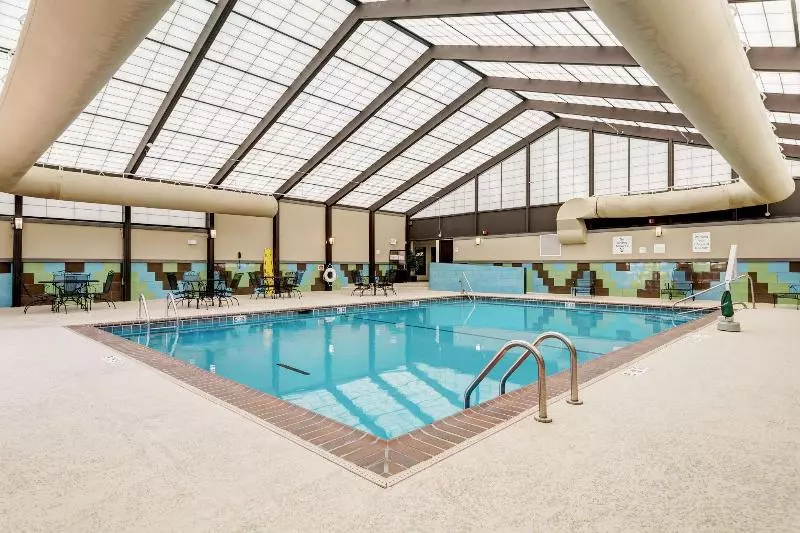 هتل Holiday Inn St. Louis Airport West Earth City, An Ihg