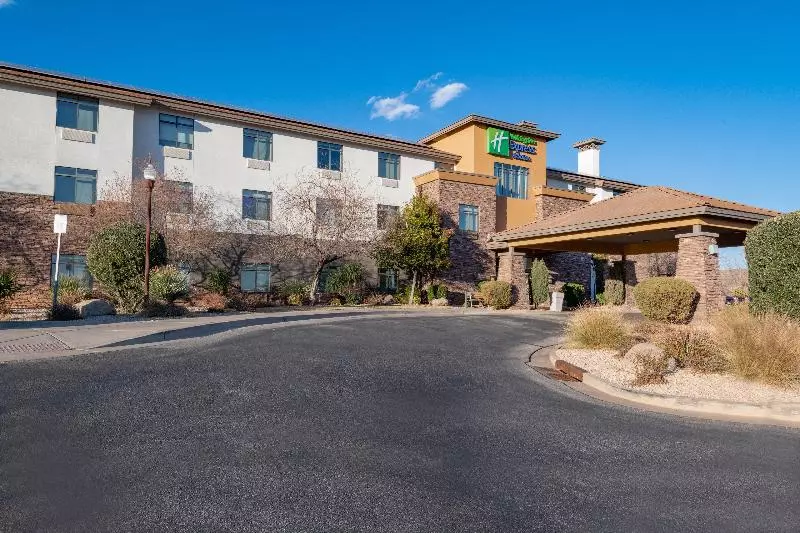 Отель Holiday Inn Express & Suites St George North   Zion, An Ihg