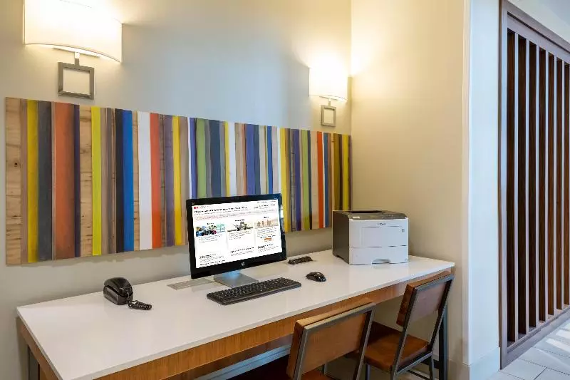 Отель Holiday Inn Express & Suites St George North   Zion, An Ihg