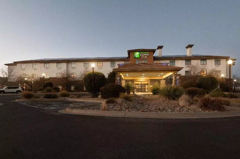 Отель Holiday Inn Express & Suites St George North   Zion, An Ihg