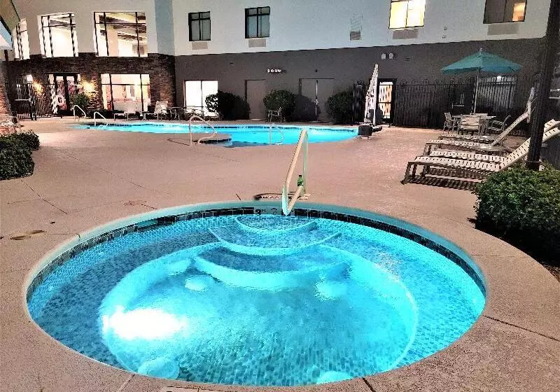 Отель Holiday Inn Express & Suites St George North   Zion, An Ihg