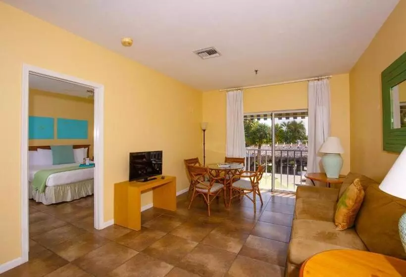 هتل Naples Garden Inn