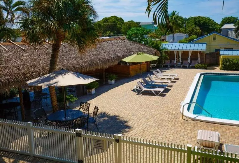 هتل Naples Garden Inn