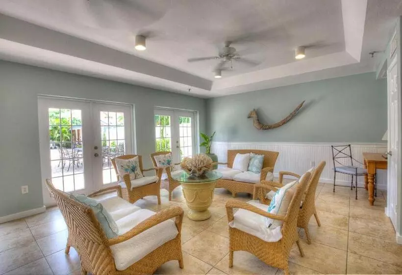 هتل Naples Garden Inn