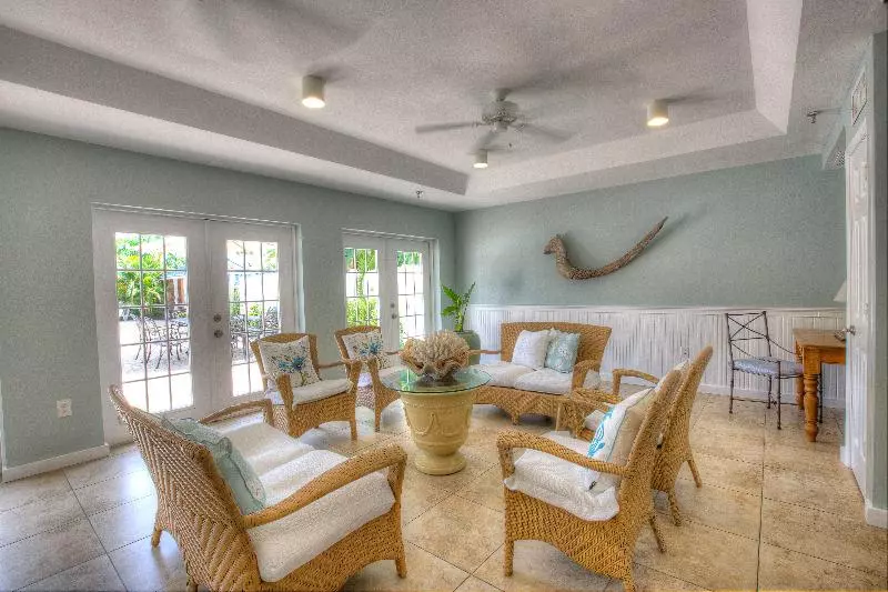 هتل Naples Garden Inn