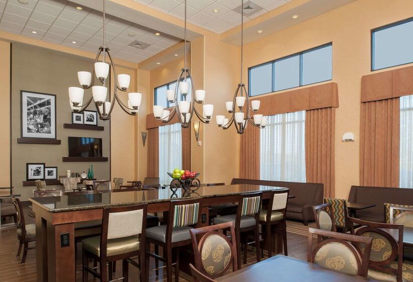 هتل Hampton Inn & Suites Grand Rapids Airport 28th St