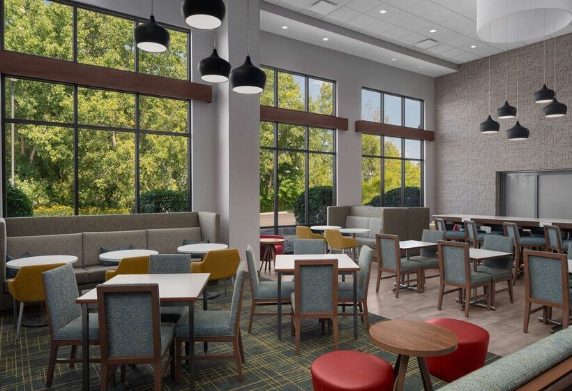 هتل Hampton Inn & Suites Grand Rapids Airport 28th St